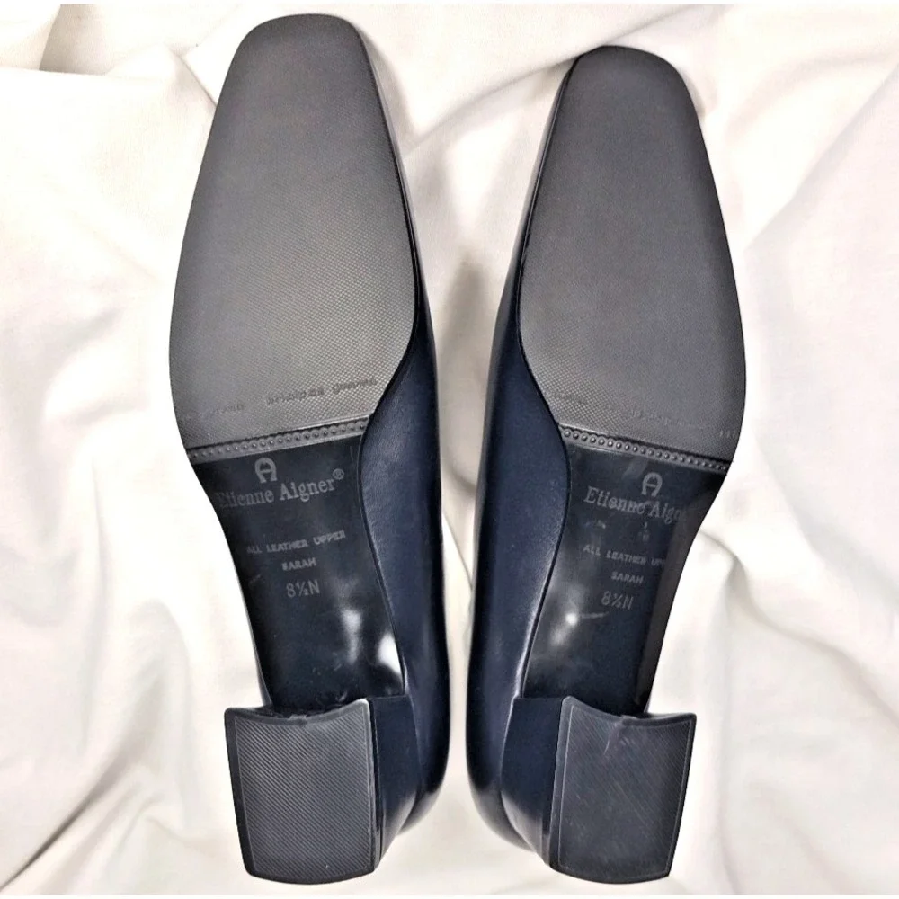 NOS Etienne Aigner 8.5 N Navy Blue Leather Sarah Pumps Block Heel Shoes Logo NEW